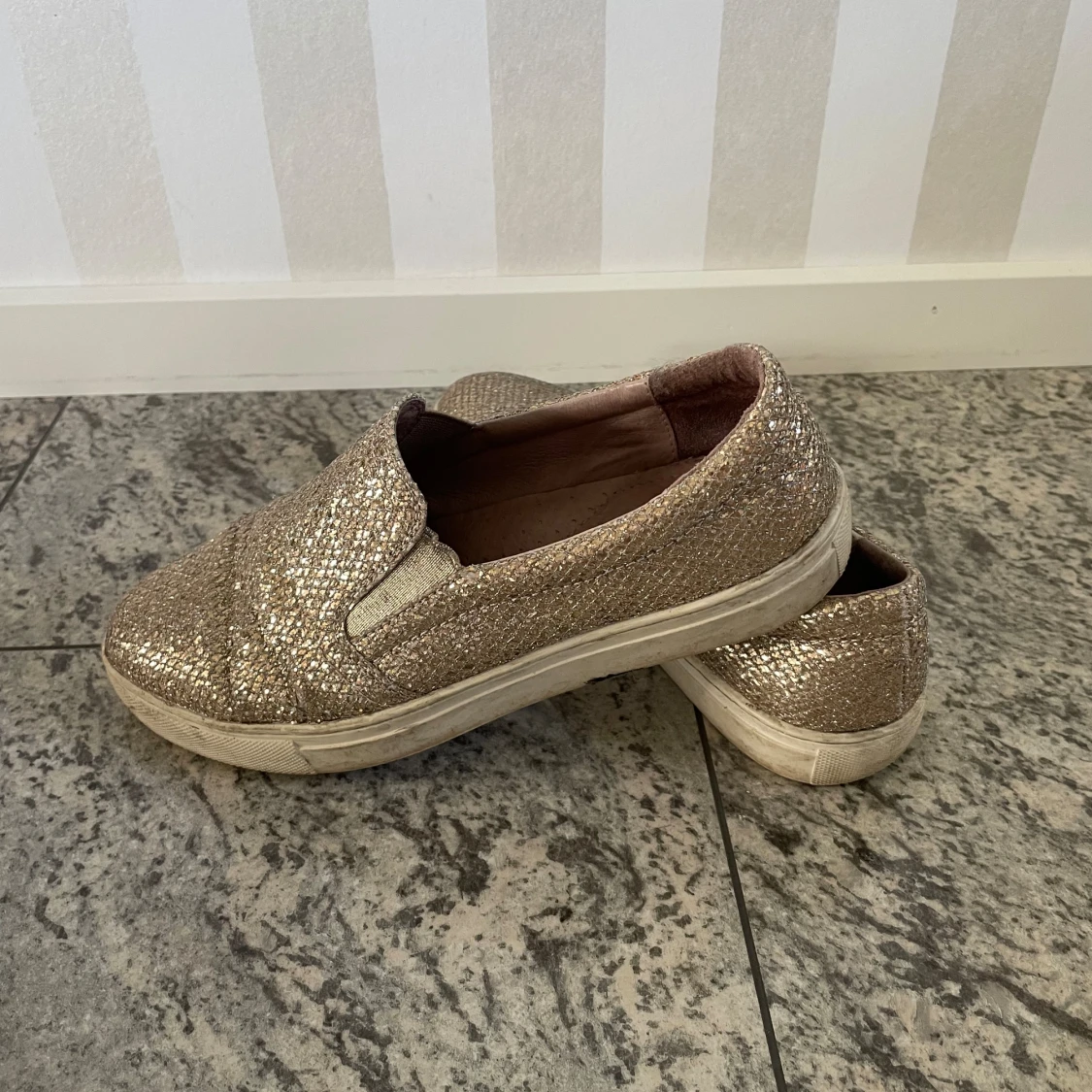 Guldglittriga skor Dasia, Strl 39. 