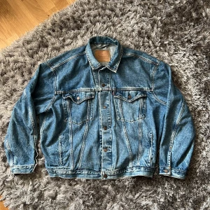 GENUIN VINTAGE Levi’s Jeans Jacka - Jeansjacka gjord av Levi’s på 60-talet. Charmig jacka med historia som syns i materialet! Små fläckar som syns på bilderna.  Mått: 61 cm på bredden 71 cm på längden 65 cm ärmlängd