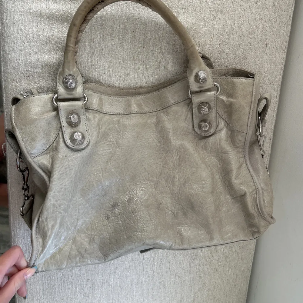 Supersnygg nyinköpt Balenciaga väska köpt på Vestiaire. Typ mintgrön/beige färg. Kan tänka mig att byta mot en mindre. Måtten är 38 x 24 x 15 cm. Säljer endast vid bra bud, gillar den mkt💞💞SVARAR EJ PÅ SKAMBUD ELLER BILDFÖRFRÅGAN!. Väskor.