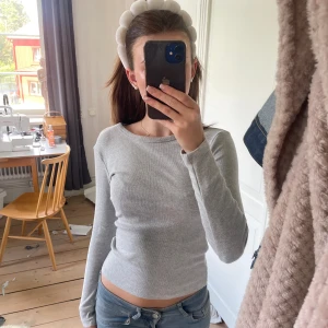 Långärmad tröja  - Säljer denna super fina långärmade tröja från Gina tricot som används men inga defekter på den, som ny helt ny💗ny pris 219kr säljer för 100kr+ frakt💗
