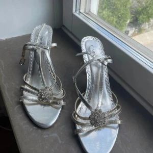  Y2K silver klack skor  -  Vintage silver klack skor som tyvärr är försmå för mig. De passar storlek 38. Jag är också öppen för att diskutera priset!