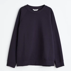 Marinblå sweatshirt från Hm - En marinblå sweatshirt från Hm som är använd ett par gånger men säljer pågrund av att den inte kommer till användning längre💗💗mycket bra skick!