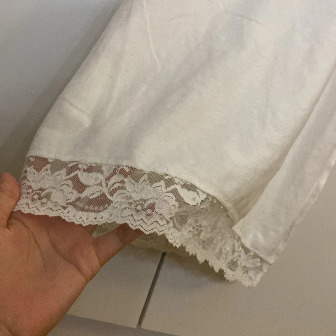 Väldig fin vitt linne men lite mönster på! 💞  - 92