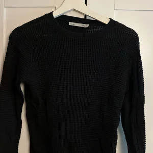 Sweatshirt tickad - Jag säljer en grå och svart tröja i ett kitt då det är för litet för mig, köpt på lager 157 storlek på båda tröjor 140, dom är väldigt stora i storleken så dom sitter som en XS🩶