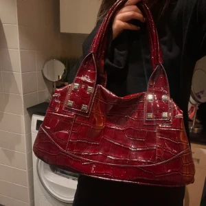 Väska  - Snygg röd vintage väska 💗