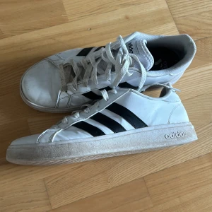Addidas skor - Addidas skor i storlek 42/5 men passar 43 priset går att diskutera 