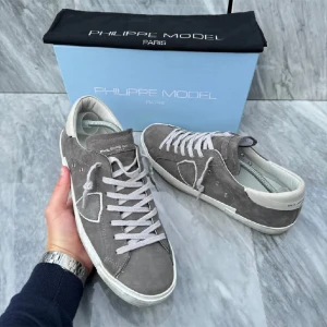 INTRESSEKOLL! Söker byten!  - Dessa Phelippe Model skor är knappt använda, köpte dem här på plick och dem är i perfekt skick, skick 9.5/10. Storlek 44. Hör av dig vid frågor och funderingar samt hör gärna av dig vid BYTEN!