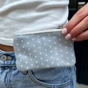 SÖKER plånbok/coin purse - SÖKER plånbok/coin purse från Brandy Mellville med mönster som de på bilderna ovan🌟  Nypris är 70 kr, kan tänka mig betala 70 kr om skicket är nog bra!  Hör gärna av dig till mig via knappen "kontakta" Om du kan tänka dig att sälja💕