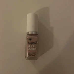 Nail polish (nagellack) - Den är i färgen baby pink och den är aldrig använd