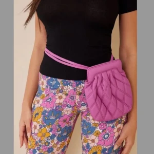 Gestuz väska  - Supersnygg rosa väska från Gestuz i äkta läder. Går att bära som crossover eller som midjeväska/beltbag. Använd en gång, nypris 1499kr. 