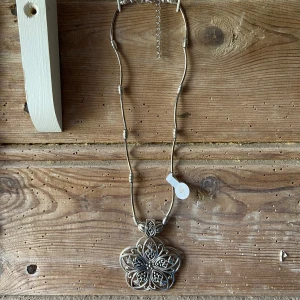 Halsband - Superfint vintage-inspirerat halsband som jag  inte använder!