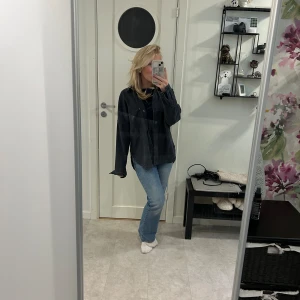 Jeans jacka - Supersnygg jeansjacka från zara🥰den är använd ett fåtal gånger och därför i mycket bra skick🫶🏼