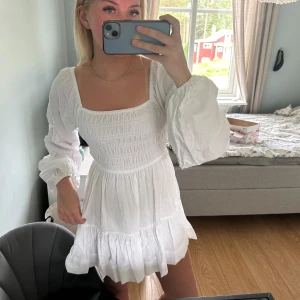 Vit klänning - Superfin vit klänning ifrån bikbok💞 den är i fint skick och endast använd en gång, det är inga fläckar osv. Den är i strl XS