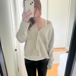 Stickad kofta - Beige finstickad kofta från hm🫶🏻 Använd fåtal gånger och är i bra skick Koftan kan både bäras off shoulder men även vanligt! Frakt i går ej i pris