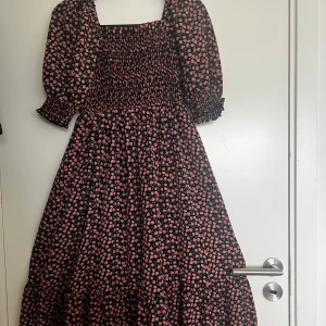 Sommarklänning  - Super fin sommarklänning som jag knappt  har använt ✨ Storlek 34-36 🫶🏽 Bara att hör av sig om ni vill ha fler foton 💞