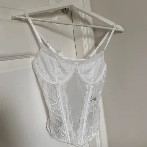 Vit spetstopp - Säljer denna helt nya vita toppen då den inte används! Har endast testat den på 🤍 nypris är 120 kr och den passar både xs / s