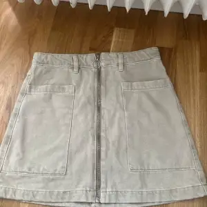 Beige jeanskjol från ginatricot i storlek xs. 