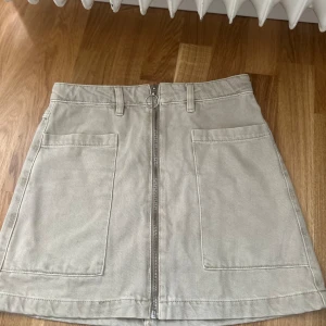 Beige jeanskjol - Beige jeanskjol från ginatricot i storlek xs. 