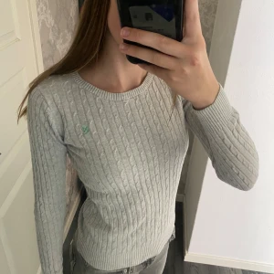 Tröja - En jättefin tröja från Gina Tricot! Säljer efter som jag inte använder! Och den sitter ganska tajt på armarna💗