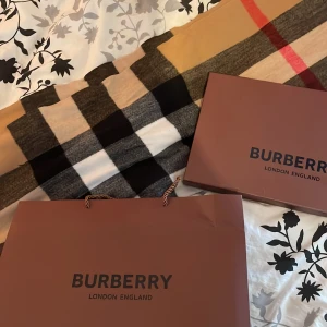 Burberry halsduk - Burberry halsduk som har aldrig kommit till någon användning . Prisk kan diskuteras