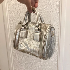 Y2K silverväska - Så gullig och unik vintage mini handväska från Sisley! Den är i använt skick så den har sina små skavanker men inget större <3