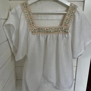 Blus  - Oanvänd jättefin blus i storlek Large. 