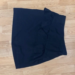 Svart kjol💋 - Jättebra skick, aldrig använd!! Mått;  längd: 43cm  midjemått tvärs över: 34-35cm