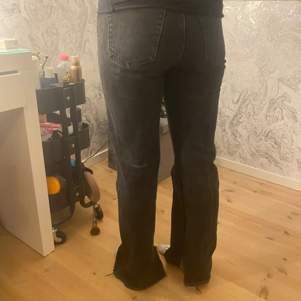 Säljer dessa svarta pull&bear jensen med slits💞. Jeans & Byxor.