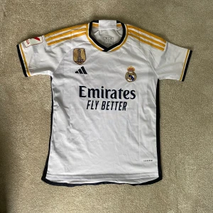 Real Madrid tröja - Säljer en real Madrid fotbollströja med Vinicius jr. Nummer 7! Storlek s Nypris 999kr Mitt pris 249kr 