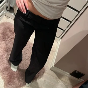 Perfekta kostymbyxor - Säljer mina knappt använda kostymbyxor för att de är lite stora tyvärr, storlek 36 💓