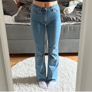 Jeans i storlek xs/32 från Cubus  - Jeansen är från Plick, bilderna är från förra ägaren jag säljer pågrund av att det var i fel storlek. Jättebra skick inga fel alls, postar snabbt.