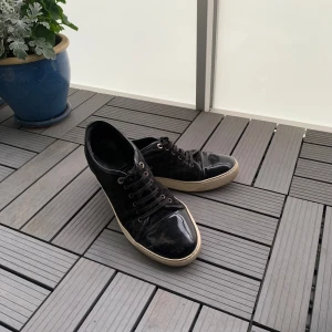 Lanvin - Lanvins svarta med glans. Köpta för 5400kr. skick 8,5/10 Storlek 43-44. Kom görna med bud. Dem ser värre ut på bild än i verkligheten kan skicka fler bilder.