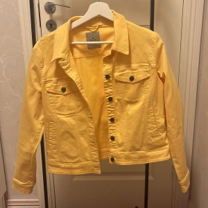 Gul jeansjacka - Mycket fint skick. Katt finns i hemmet, köparen står för frakt