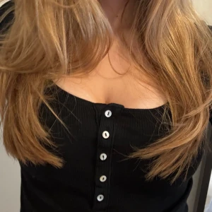 Tröja med knappar - 🖤