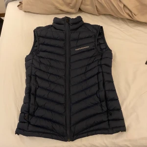 Peak performance väst - PEAK PERFORMANCE M FROST DOWN VEST storlek S nypris 1400kr mitt pris 600kr Jättefint skick och sparsamt använd 2 månader