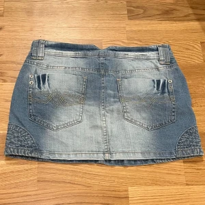 Jeanskjol - Kort jeanskjol med fina detaljer. Säljer då kjolen är något stor för mig. Inga defekter. Pris går att diskutera! 