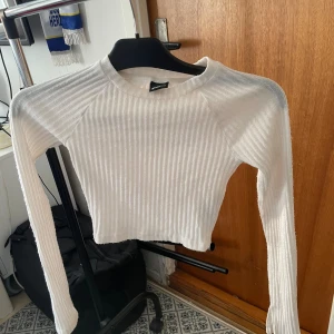 croppad vit topp - Snygg vit topp
