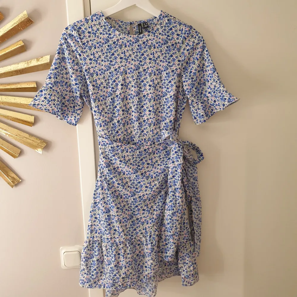Klänning från Vero Moda i nyskick. Likadan som första bilderna men i blå så man ser hur den sitter på 💙. Mekot.