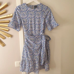Vero moda klänning  - Klänning från Vero Moda i nyskick.  Likadan som första bilderna men i blå så man ser hur den sitter på 💙