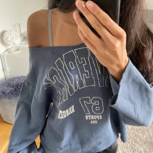 Blå tröja - Jag har själv klippt tröjan som man kan ha båda off shoulder och på. Gärna skriv vid frågor💗