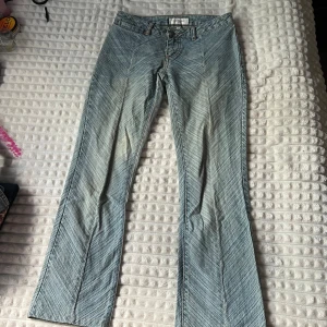 Blå jeansbyxor från Jill Stuart - Ett par blå jeansbyxor från Jill Stuart i storlek 0. Byxorna har en unik mönstring. De är tyvärr för korta för mig. Om ni har mer frågor eller vill ha mer bilder, skriv privat😊