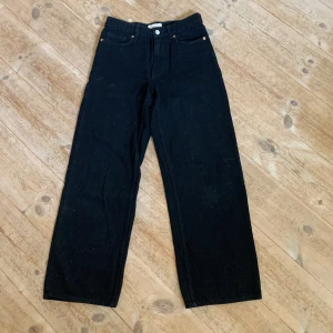 Svarta jeans 🖤 - Säljer ett par svarta jeans ifrån HM i storlek 36🖤 använts vid ett tillfälle och inga andra defekter förekommer😃