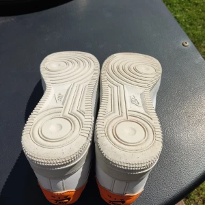 air force 1 - Nästan nya airforce 1s storlek 40,5  Pris 400 kr