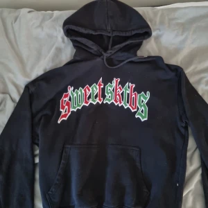 Sweet sktbs hoodie - En sweet sktbs hoodie från junkyard i bra skick vid frågor är det bara att skriva.