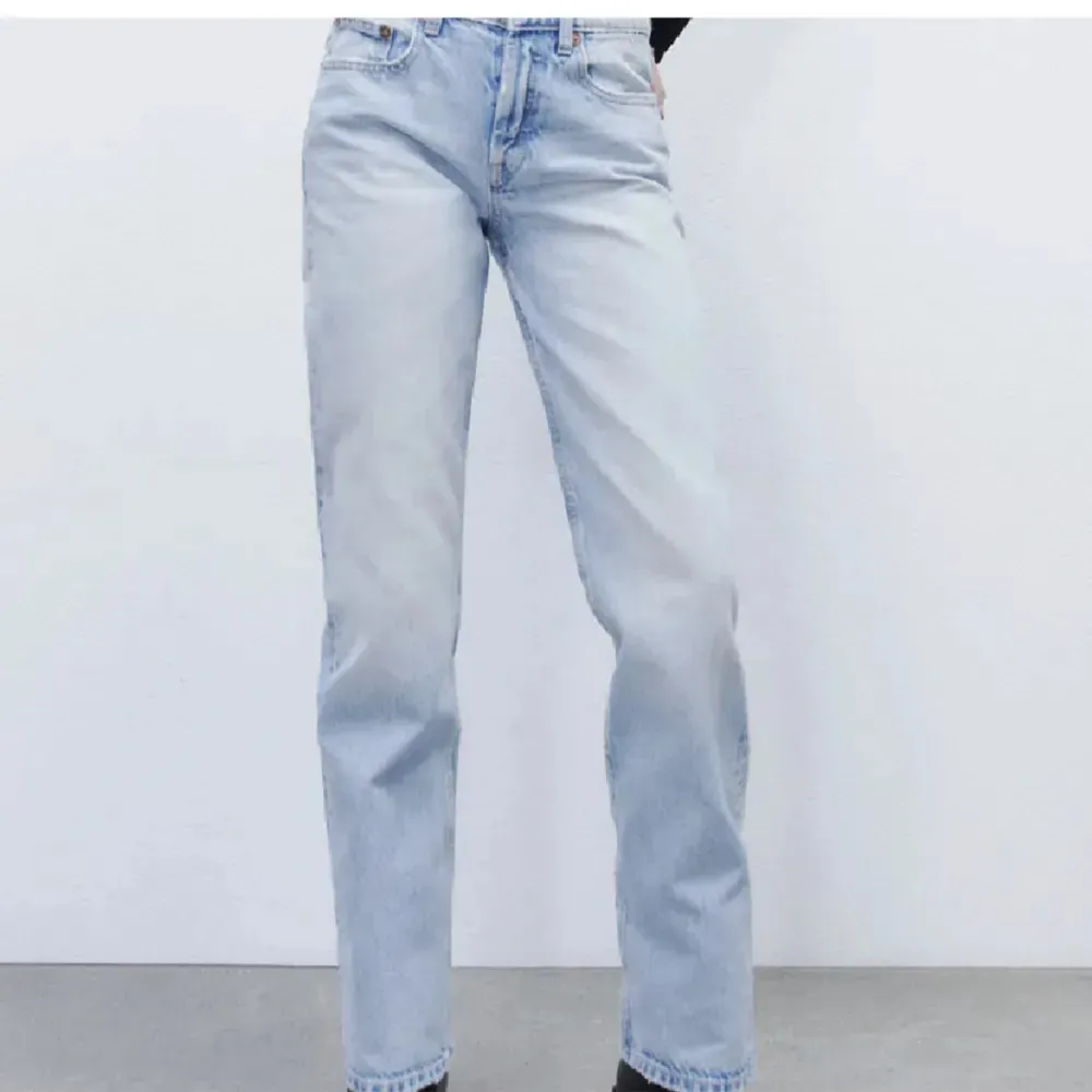 säljer dessa jättesnygga lågmidjade jeans från zara! mycket fint skick! säljer då de tyvärr inte kommer till användning 🫶. Jeans & Byxor.