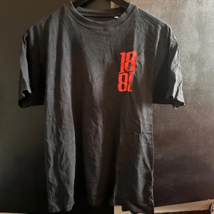 Jireel merch T-shirt - Merch t-shirt från jireel turné 18.