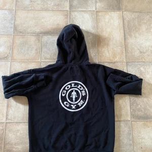Gold’s Gym hoodie - Det är en riktigt fin Gold’s Gym som jag faktist har gjort själv ett tag sedan men den var för liten så har ej använt den, skick 10/10👍