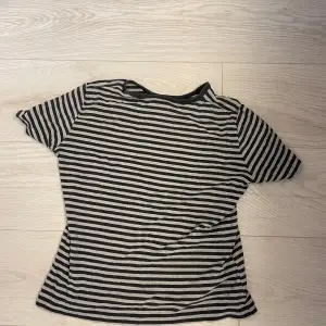 Snygg och basic randig t-shirt i grå och svart. Storlek L men passar mer som en M. Köpt second hand från början men fortfarande i väldigt bra skick. Skriv vid fler frågor eller om du vill ha fler bilder ❤️