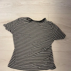 Randig tröja y2k - Snygg och basic randig t-shirt i grå och svart. Storlek L men passar mer som en M. Köpt second hand från början men fortfarande i väldigt bra skick. Skriv vid fler frågor eller om du vill ha fler bilder ❤️