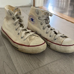Vita Converse - Säljer dessa converse i använt skick för 100kr! 